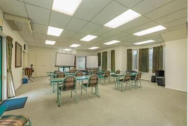 فندق على الطريق Camelot Motor Lodge And Conference Centre