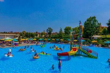 هتل Belvedere Village