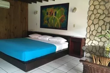 هتل Sandy Point Village