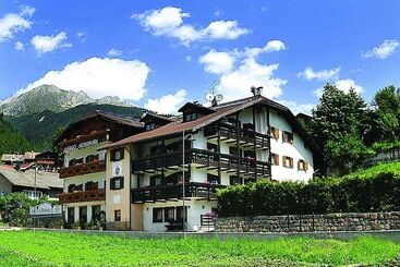 בית מלון כפרי La Montanara Predazzo