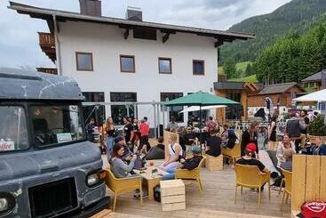 Skill Mountain Lodge Ski Und Bike Hostel Im Sommer Mit Joker Card