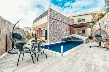 Anil S House   מתחם צימרים עם בריכה מקורה ומחוממת Zimmer With Heated Swimming Pool
