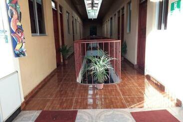 ペンション !que Tuanis!