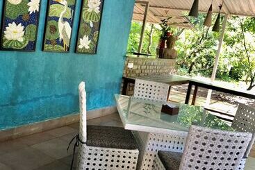 Hotel Mango Beach House Kihim Alibaug