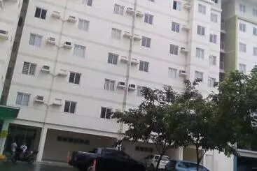 ホテル Staycation Condo With Pool Near Sm Tungko, Bulacan