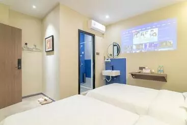 Puzzle Hotel Guangzhou Fenghuang New Village Subway Station