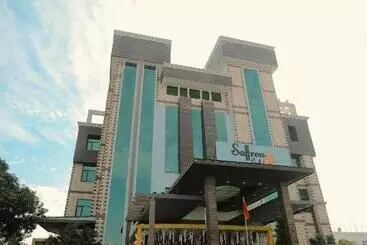 Отель Saffron Leaf