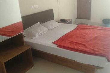 Hotel Oyo 90370  Lake View