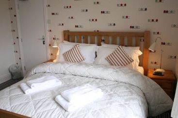 פנסיון Overcliff Lodge