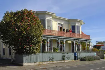 Tamara Riverside Lodge  Hostel/backpacker