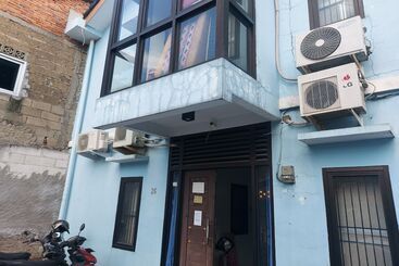 Kabin Kapsul Kayu Jati V Jakarta Male Only Hostel
