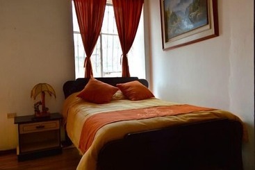 Hostal La Casa Toleña Hostel