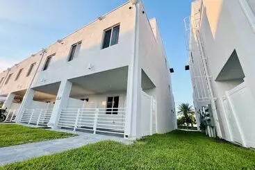 Majatalo Rare Find! New Corner House By Mia Best Of Doral