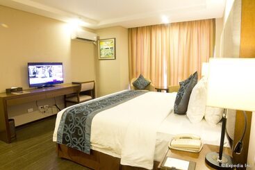 Golden Phoenix Hotel   Manila