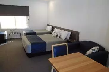 מוטל Commercial Golf Resort