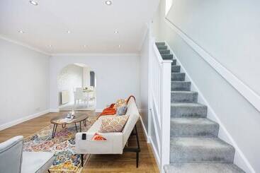 Residens Newly Refurbished Charming 3 Bed House In Barking