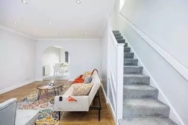 اقامتگاه Newly Refurbished Charming 3 Bed House In Barking