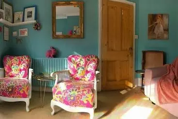 Mökkimajoitus Charming 4bd Semi Detached Home Hastings