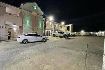 Otel Woodland Inn & Suites