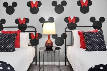 کلبه Luxury Villa, South Facing Pool! No Rear Neighbors. Themed Rooms, Theatre & Game Room. #8so8956