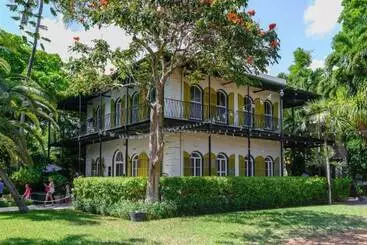 Spanish Lime Cottage By Avantstay Ideal Old Town Key West Location! Month Long Stays Only
