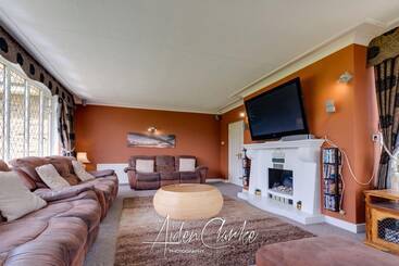 Stunning Residence Set On Cliffside In Scarborough