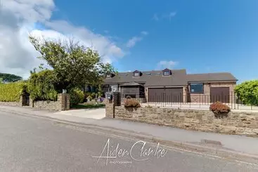 Stunning Residence Set On Cliffside In Scarborough