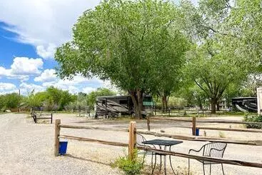Cedar Creek Lodging & Rv Park