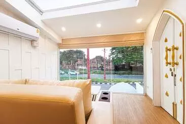 هتل One Dhatu Ayutthaya Premium Homestay