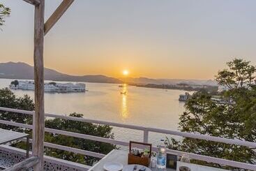 تختخواب و صبحانه Moustache Udaipur Luxuria