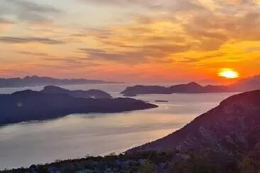 اقامتگاه Amber S Place, Cosy House With Pool And Sea Views