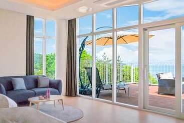 פנסיון Yeosu Marine Terrace Poolvilla