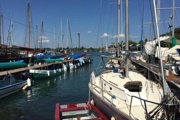 تختخواب و صبحانه Ana S Coffee House