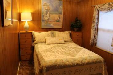 کلبه Dog Friendly Cabin Only Steps To The Lake