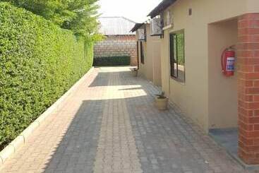 Pensione Ticheze Lodge And Car Hire