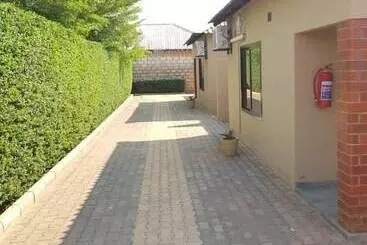 پانسیون Ticheze Lodge And Car Hire