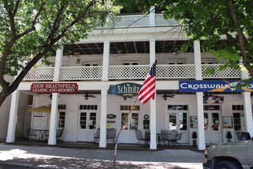 Отель The Schmitz Bed & Breakfast