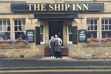 酒店 The Ship Inn