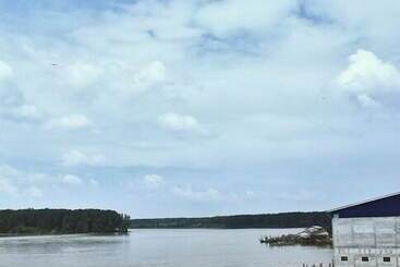 ホテル The Happy 8 Retreat @ Kuala Sepetang