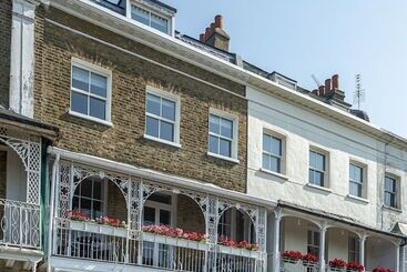 تختخواب و صبحانه Hamiltons Boutique