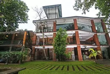 Hotel Travelers Lodge By City Hub