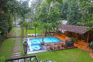 Hotel Travelers Lodge By City Hub