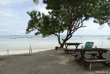 Hotel Whites And Greens Beach Resort