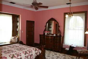 The Carriage House Inn Bed & Breakfast