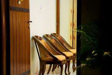 فندق Airport Villa