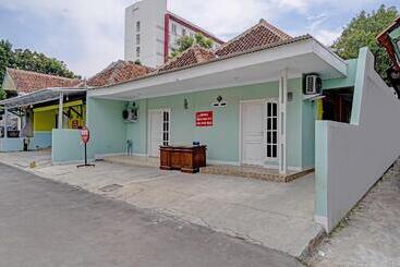 Oyo 90571 Dewi Guest House Syariah