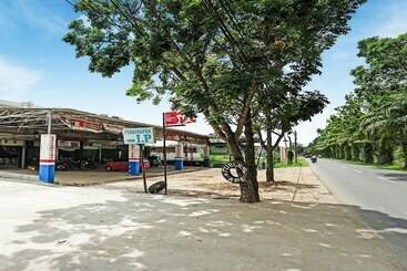 בית מלון כפרי Oyo 91184 Penginapan Indah Permai