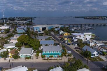 Hotel Bay View Inn 202