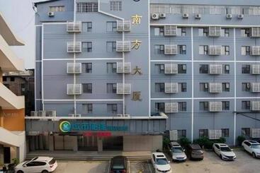 Hotelli City Comfort Inn Liuzhou High Speed Railway Station