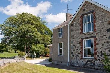 アパートメント Dinas Farm